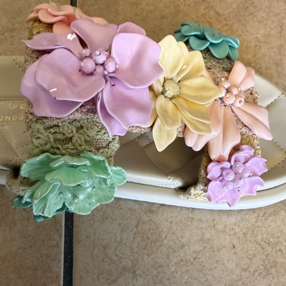 WOW....KURT GEIGER LONDON ORSON FLOWER SANDAL SZ 8.5(US). 39(EU) Orig. $260 - Picture 11 of 14